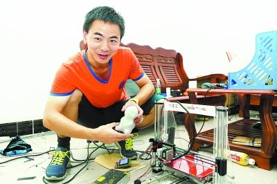 3D打印热潮 武汉大学生自制3D打印机 开工作室月入过万